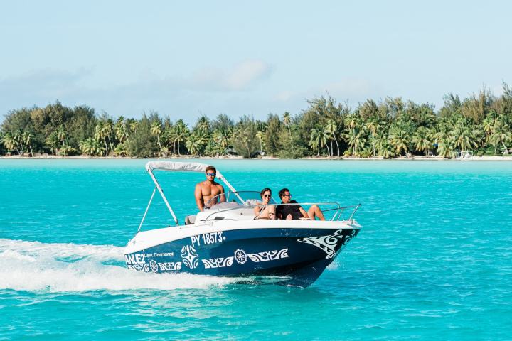 A couple onboard during a private boat tour in Bora Bora